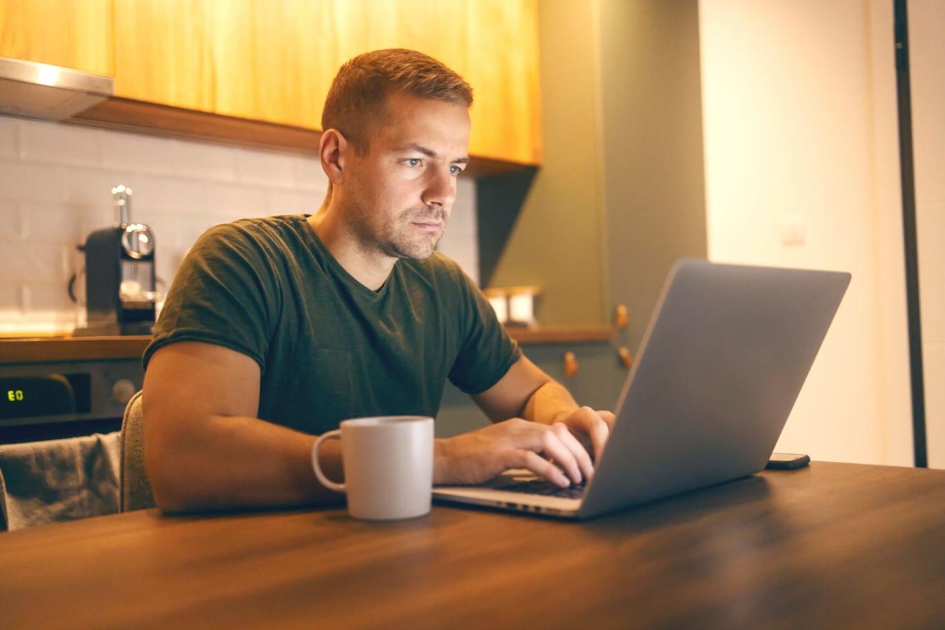 Praktische Workshop-Szene mit Teilnehmern