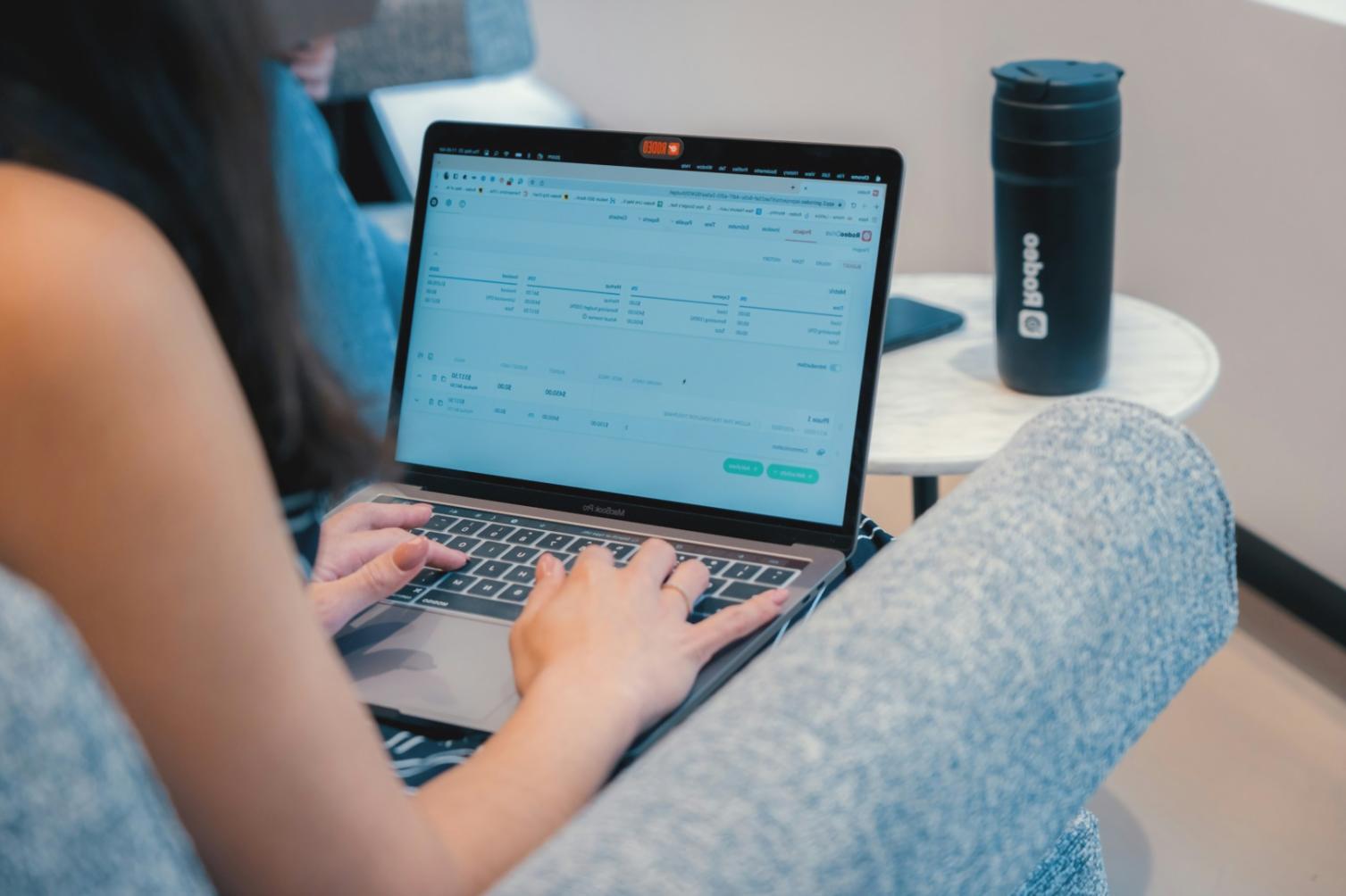 Team bei der gemeinsamen Projektarbeit