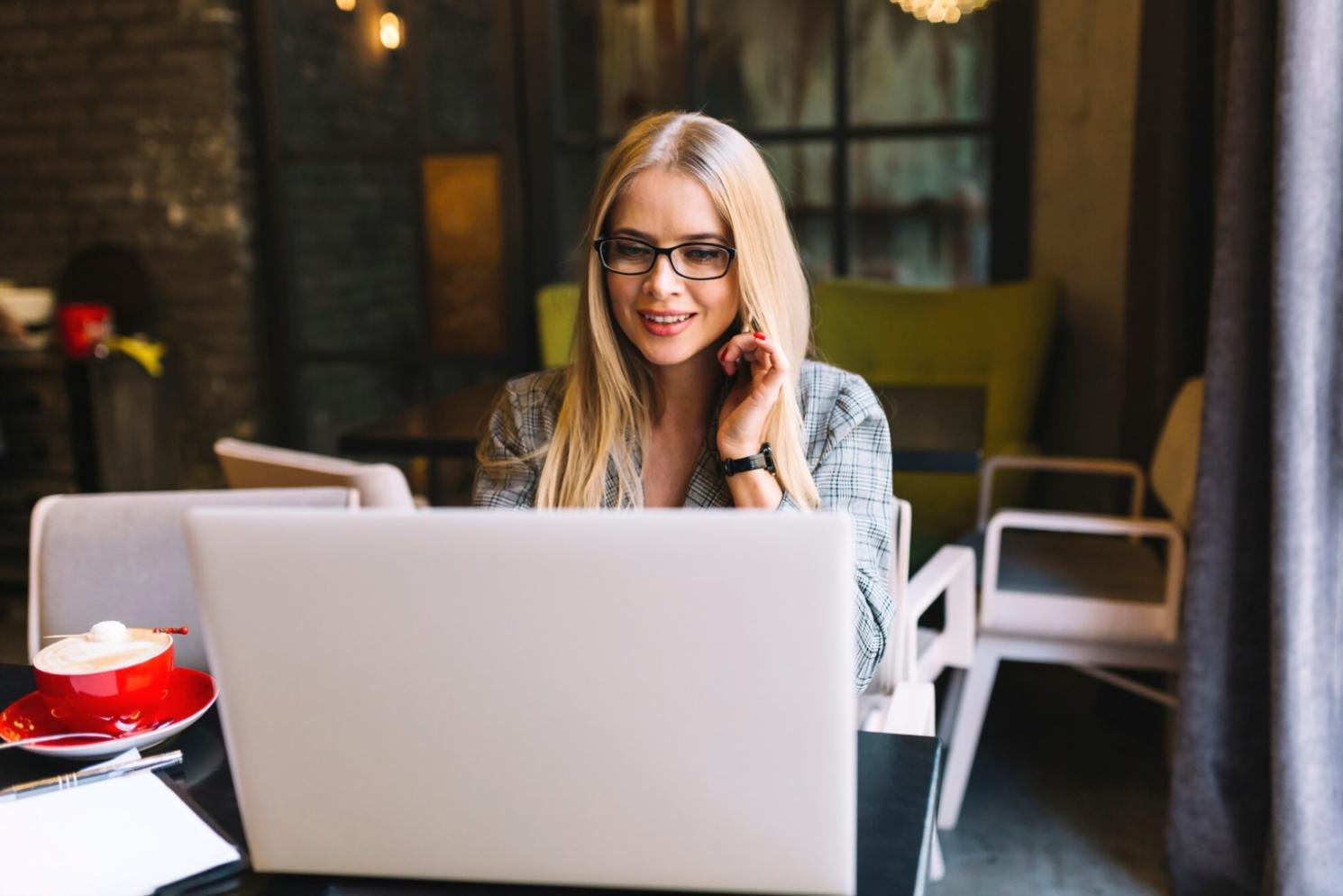 Workshop-Teilnehmer bei praktischen Übungen zur Content-Strategie